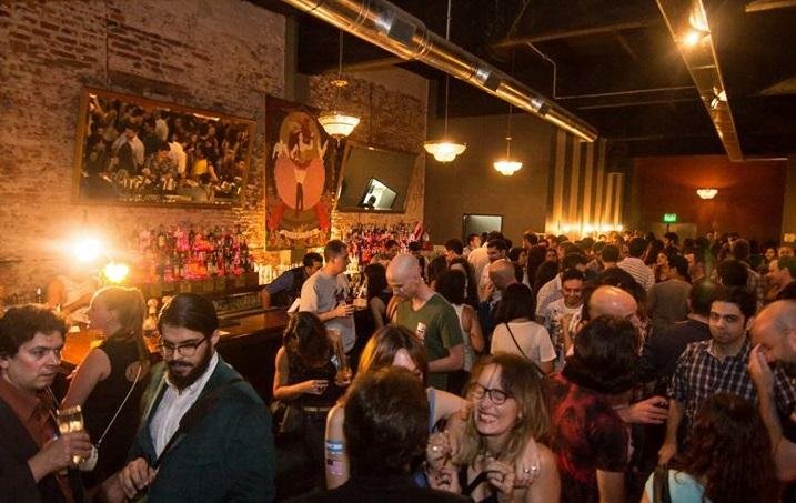 Encuentros para hablar y conocer otros idiomas: una tendencia políglota en La Plata