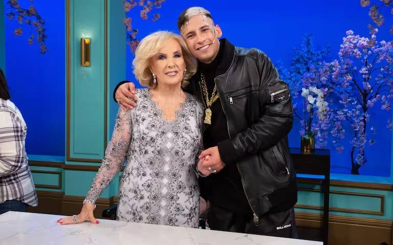 L-Gante fue invitado a la "Mesaza" y la "Chiqui" reaccionó a su nueva dentadura: "¿Los estrenaste?"