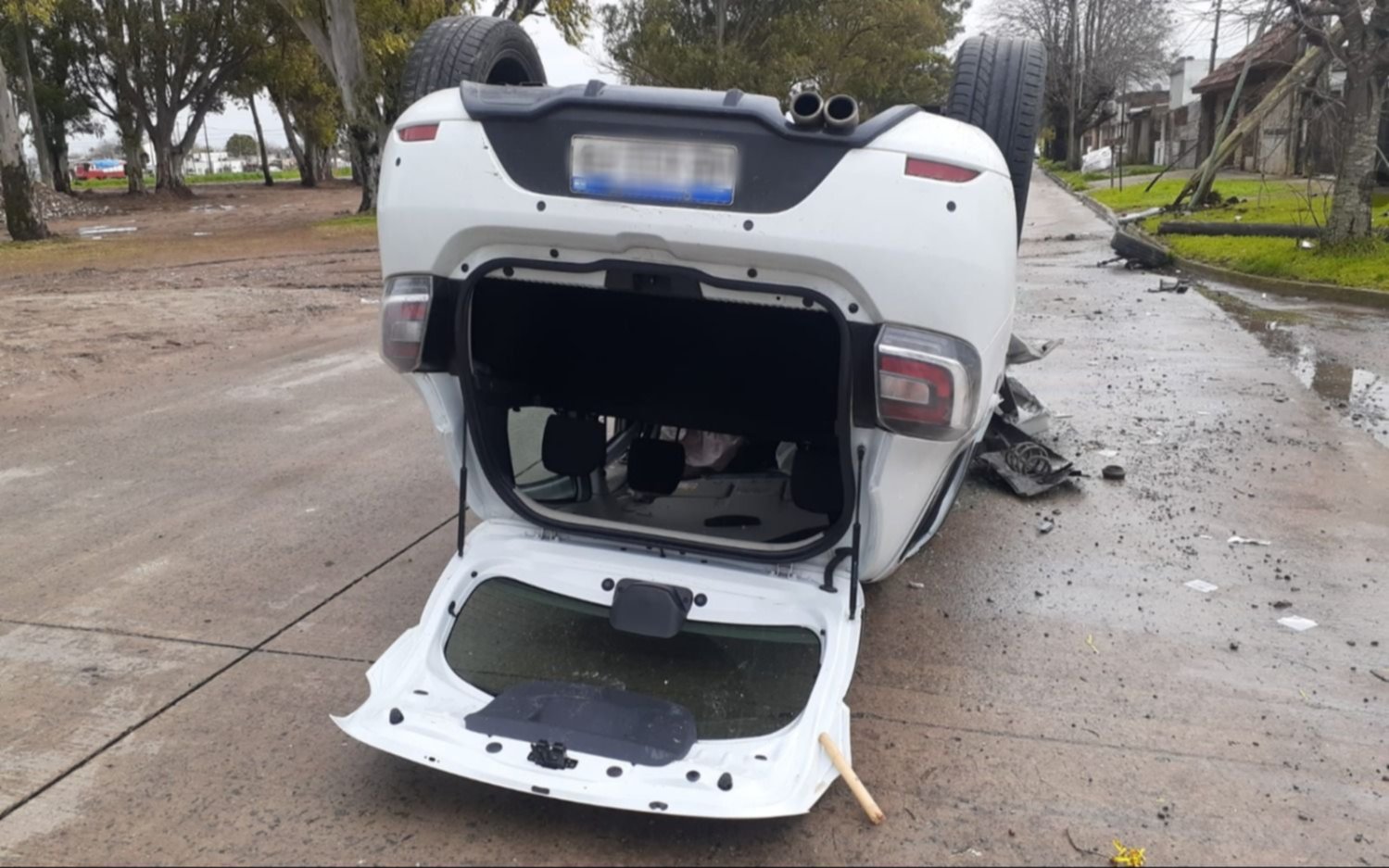 Impactante vuelco en La Plata: iba con sus amigos, perdió el control de su auto y uno de ellos salió despedido
