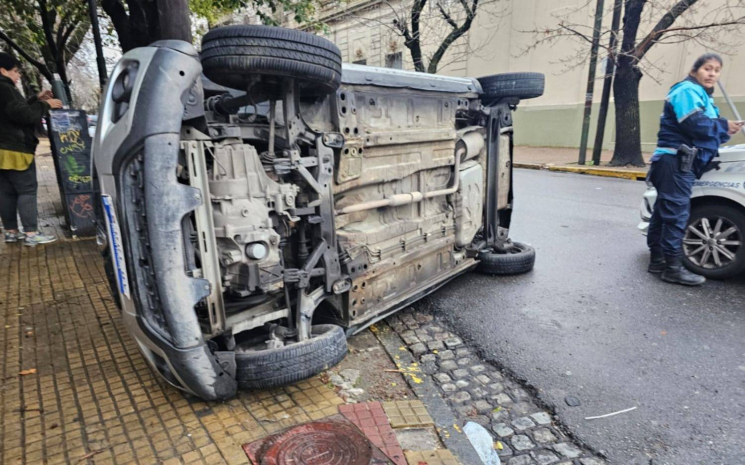 Mañana accidentada en el centro de La Plata: volcó un auto tras chocar con un taxi