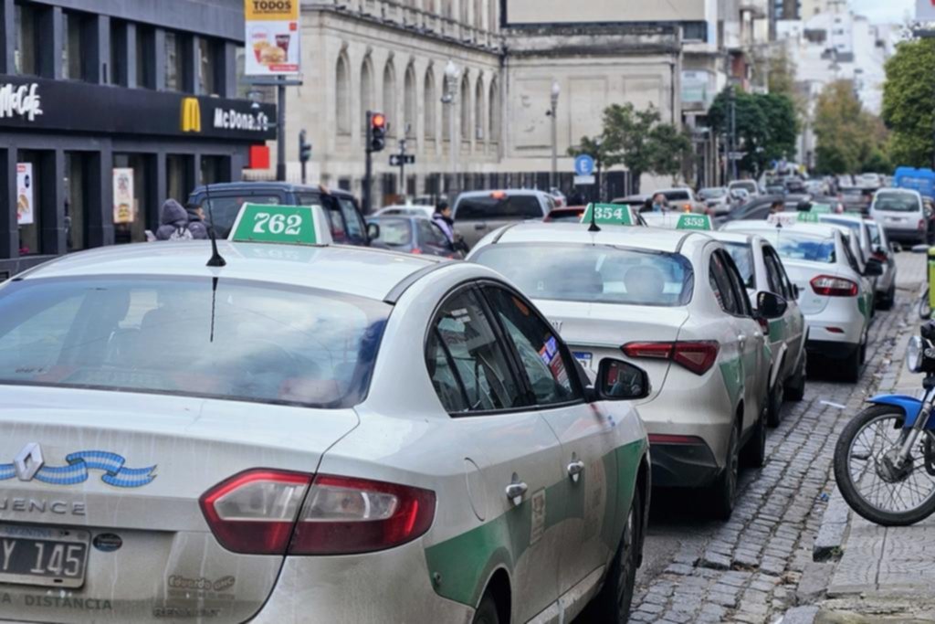 Los taxis al borde del colapso: suben los costos, bajan los viajes