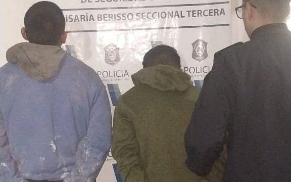 Vieron a la policía, descartaron un arma y fueron detenidos