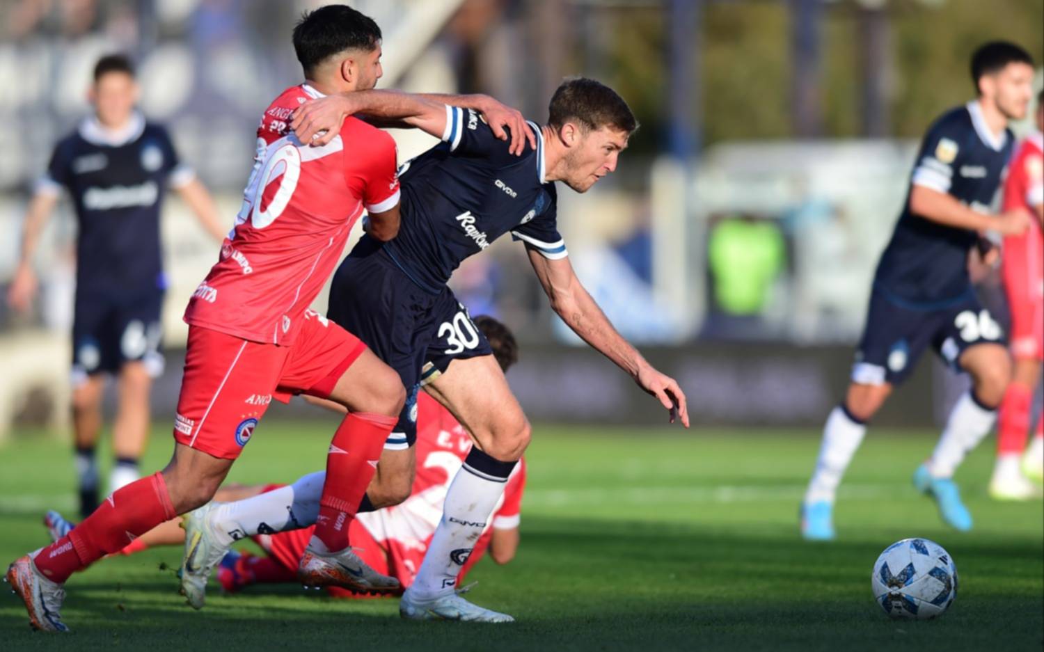 Gimnasia vs Argentinos.- Cuando menos pensaba llegó un penal y el Lobo, que no jugó bien, terminó ganando 1 a 0 ante el Bicho