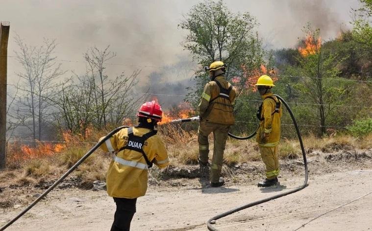 Incendio en Córdoba: por el avance del fuego cierran la autopista a Carlos Paz