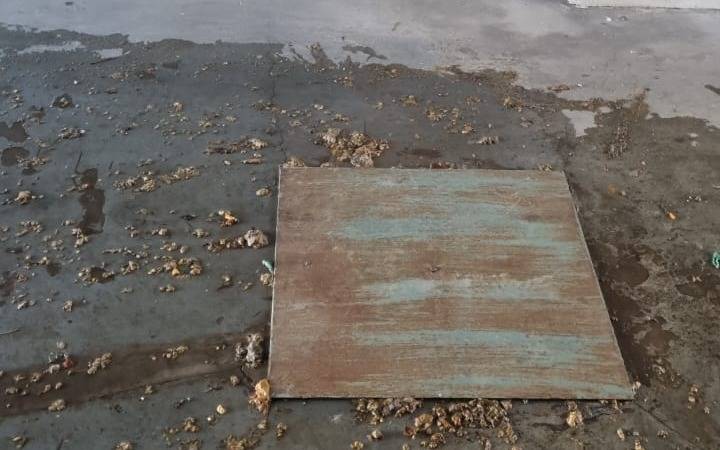 Vecinos de un edificio de La Loma reclaman por un desborde cloacal que lleva veinte días: "Es imposible"