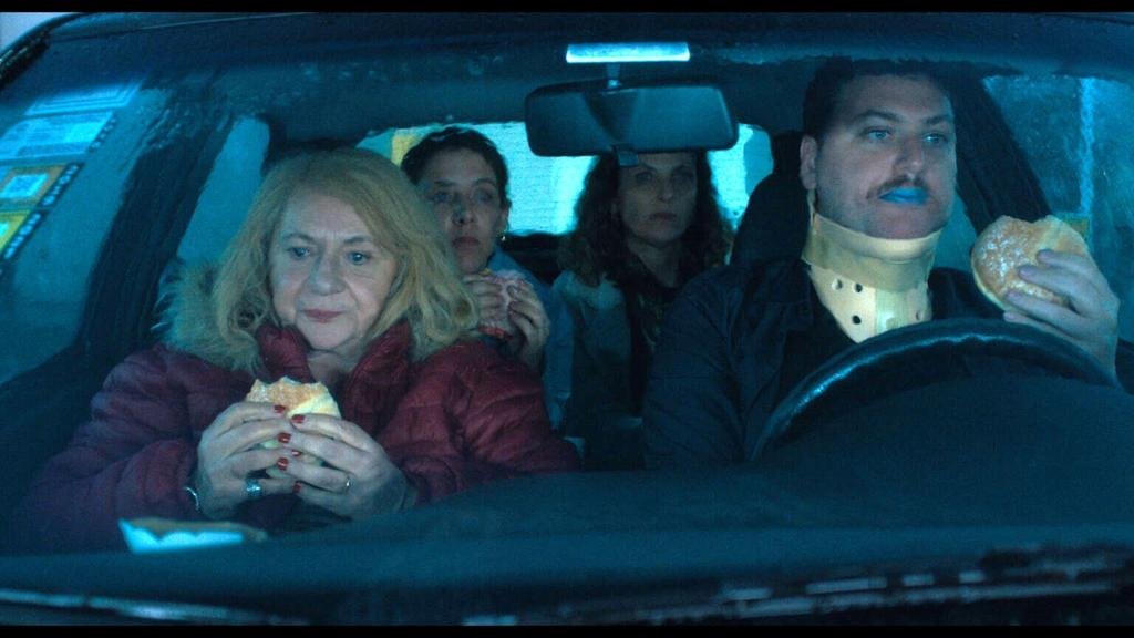 “Los domingos mueren más personas”: comedia para exorcizar el dolor