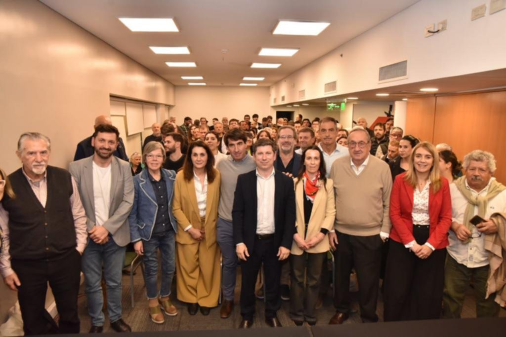 Rumbo a la interna de la UCR, se presentó la lista de Domenichini