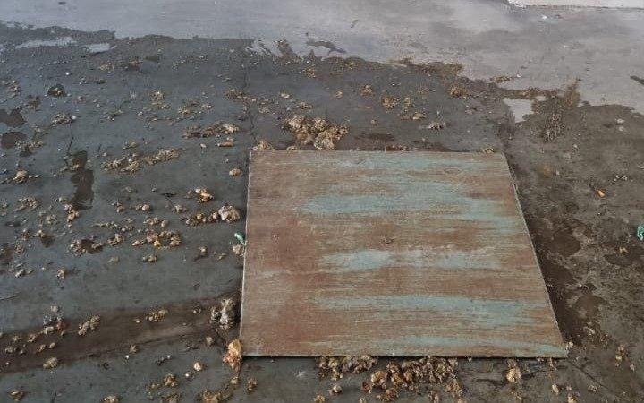 Lleva 20 días un desborde cloacal y pone en riesgo a vecinos en La Loma