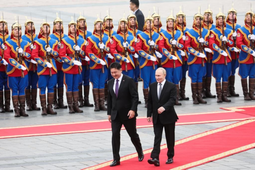 Alfombra roja y fanfarria para Putin en Mongolia