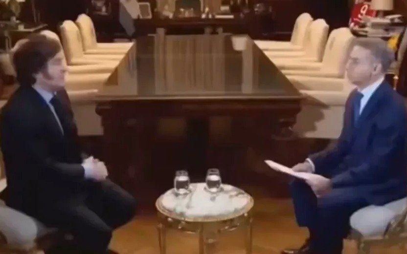¿Quién le llevó la camiseta Pincha de Guido Carrillo a Javier Milei?