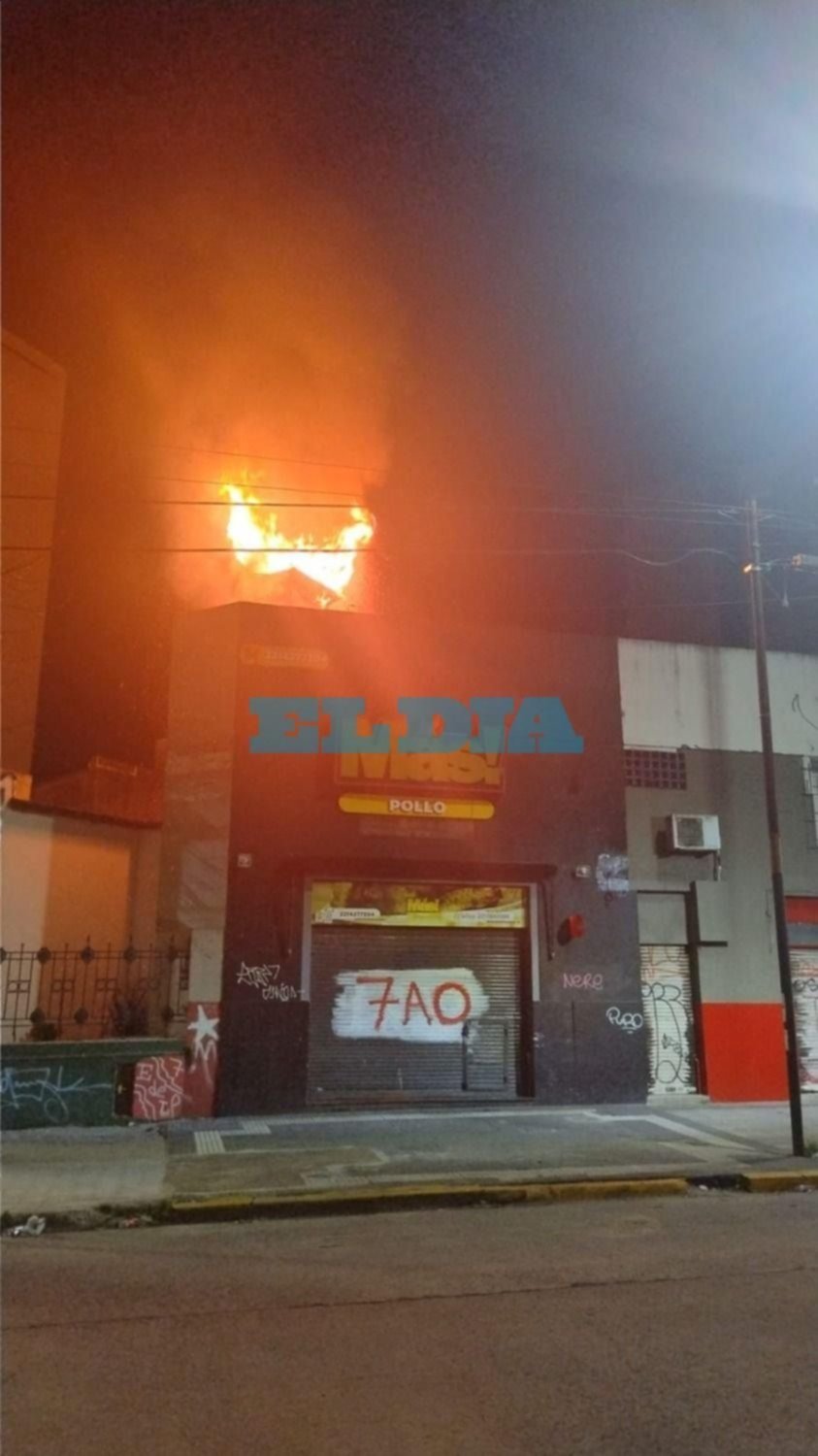 Ardió un "parripollo" a pasos del centro platense y hubo susto vecinal