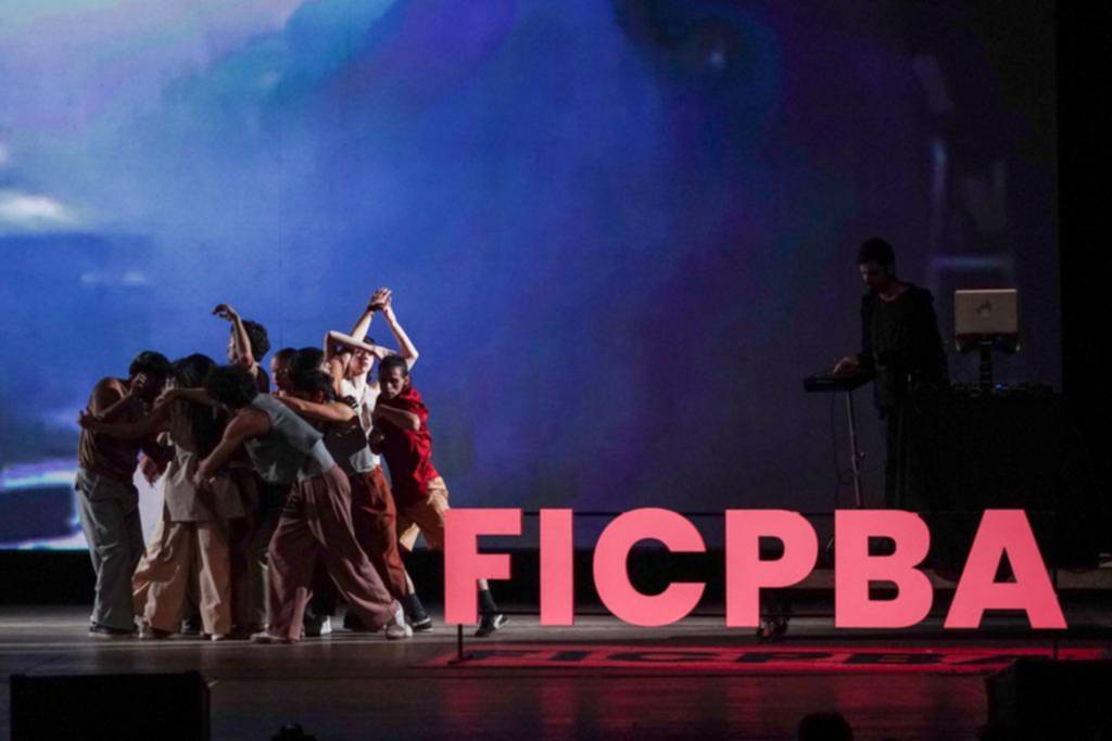 Con danza, cine y mensajes políticos, arrancó el FICPBA