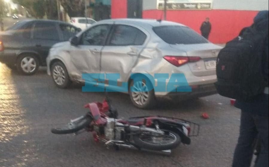 Otro tremendo choque en La Plata: un motociclista herido
