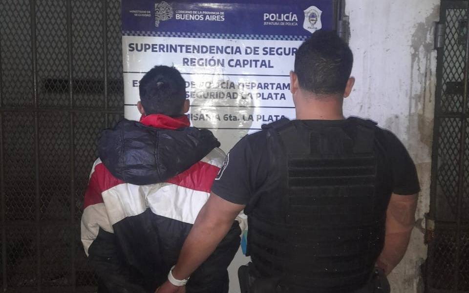 Noche de extrema tensión en Tolosa: "Lluvia de piedras" contra un patrullero, disparos y detenidos  