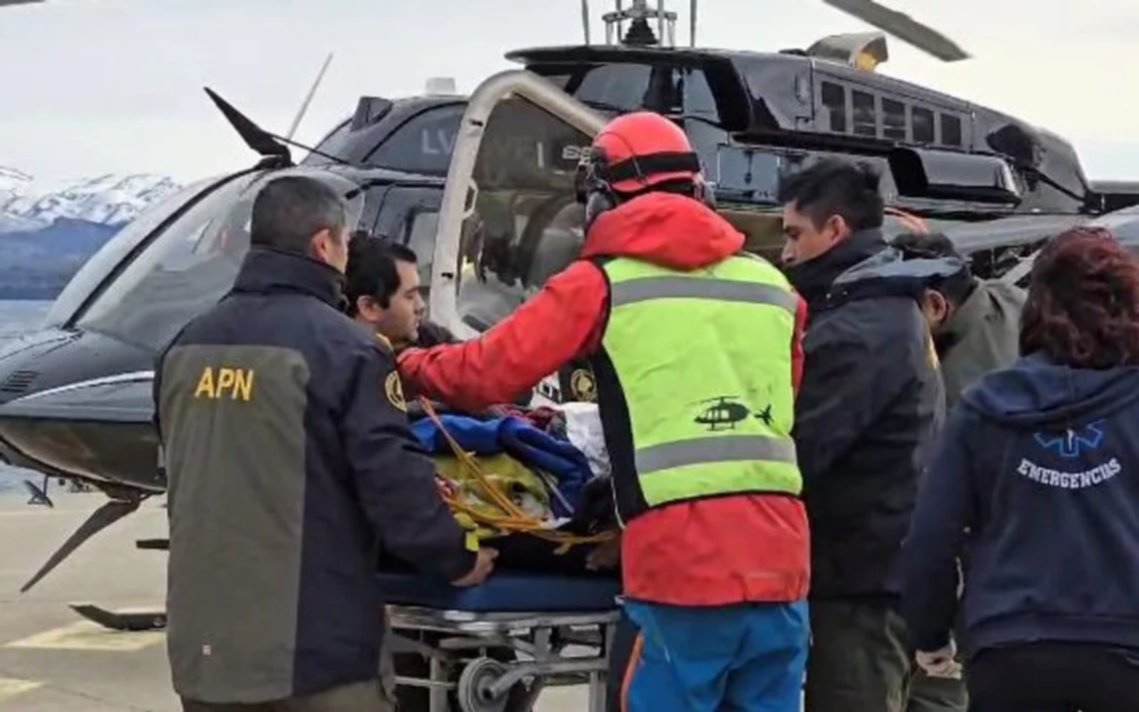 Revelan detalles del rescate del turista en Bariloche tras la avalancha:  "Pudo sacar el brazo y hablar por celular"