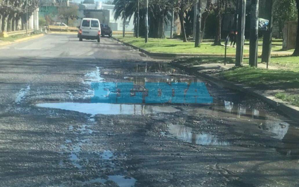 "Imposible pasar": reclaman por el pésimo estado de una calle clave para subir a la Autopista     