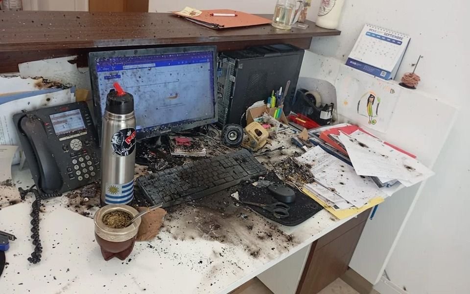 Fotos | El paquete sospechoso con el explosivo y la oficina donde explotó en La Rural
