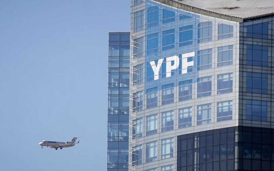 Juicio por YPF en Nueva York: ordenan entregar mails de Sergio Massa y Luis Caputo 