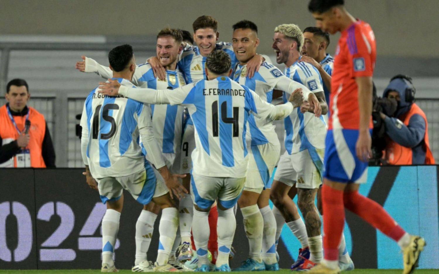 En un gran nivel, Argentina se floreó en el Monumental y goleó 3 a 0 a Chile por Eliminatorias