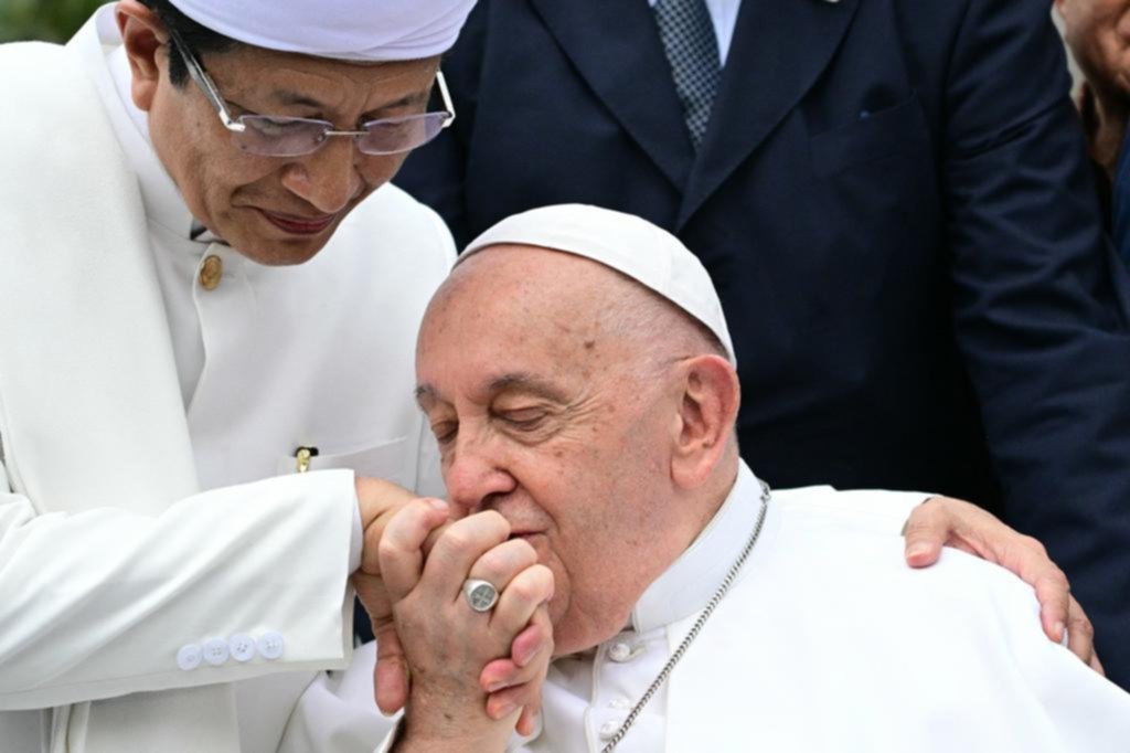 El Papa llamó al diálogo, al cerrar su viaje a Indonesia