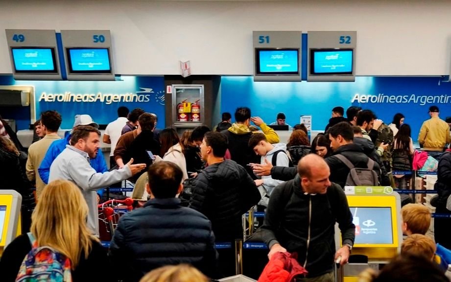 Arrancó el paro de pilotos de Aerolíneas Argentinas: 150 vuelos afectados