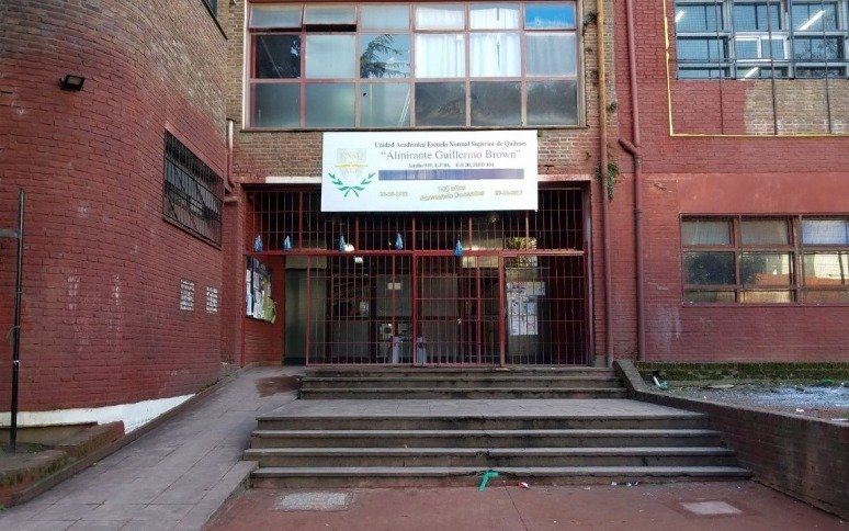 Adolescente apuñalada en la puerta del Normal de Quilmes