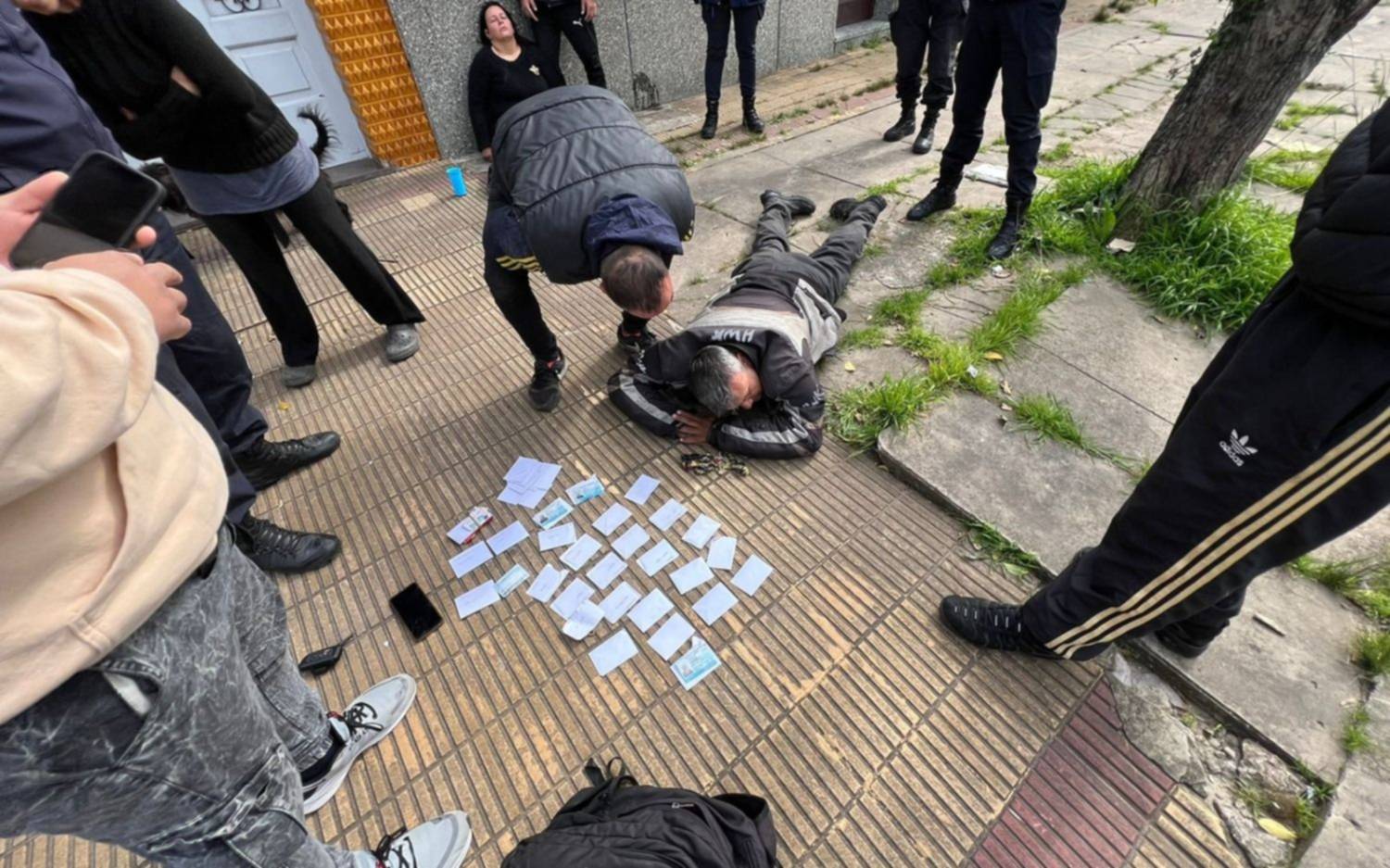“Delivery” de licencias de conducir truchas en La Plata: cayó "el repartidor" de una banda