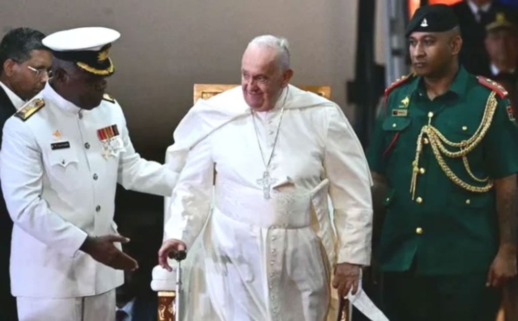 El Papa Francisco llegó a Papúa Nueva Guinea en una misión de paz