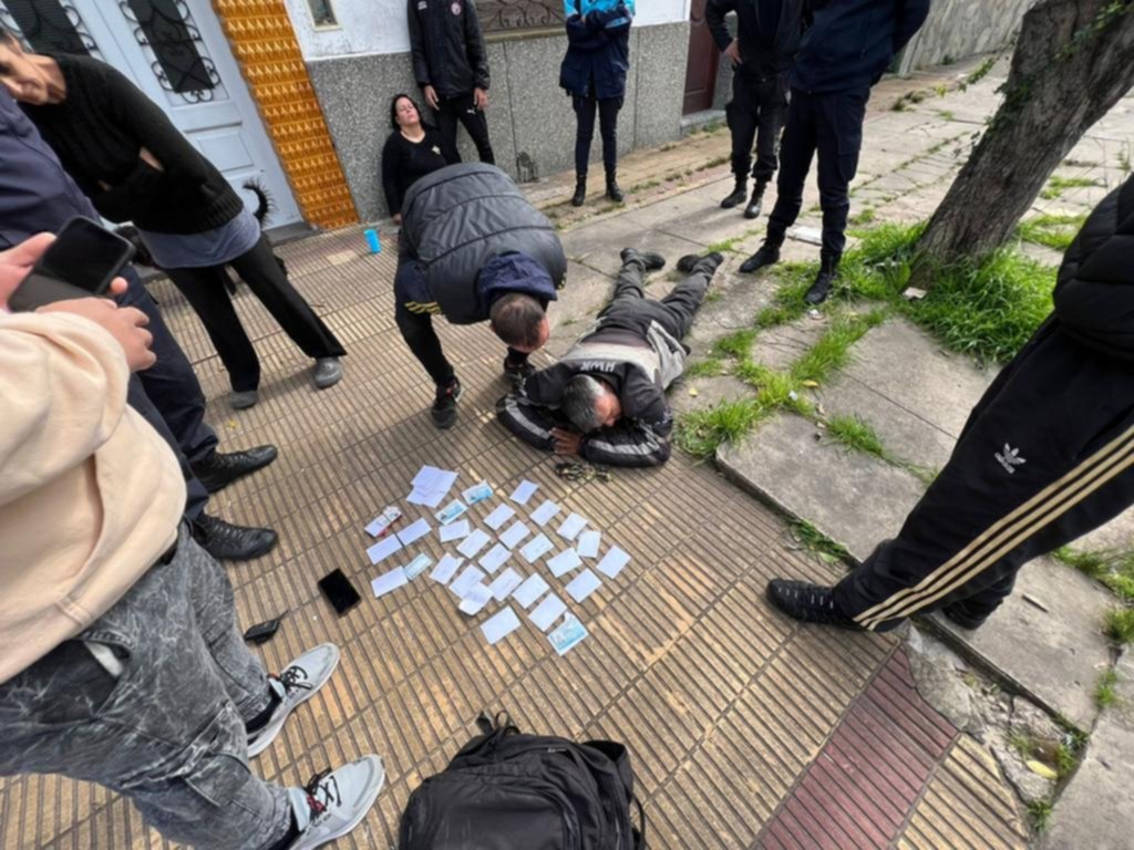 Hacía delivery de licencias truchas en La Plata: lo detienen con “30 pedidos”