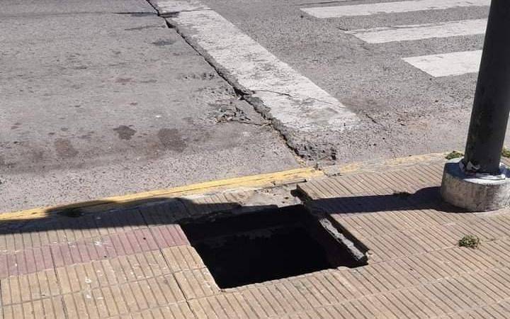Vecinos de un barrio platense renuevan el pedido de una tapa de cloaca faltante