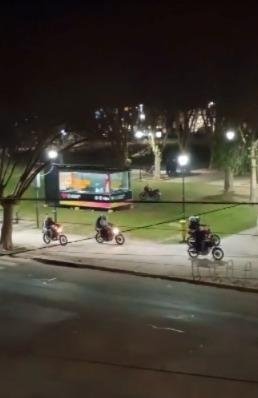 El descontrol manda en la noche de Plaza Malvinas