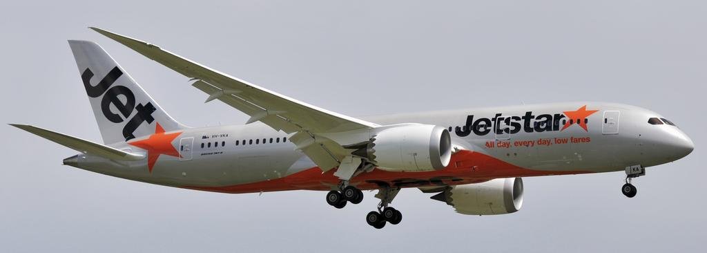Abrió la puerta del avión y caminó por el ala antes de ... ir preso