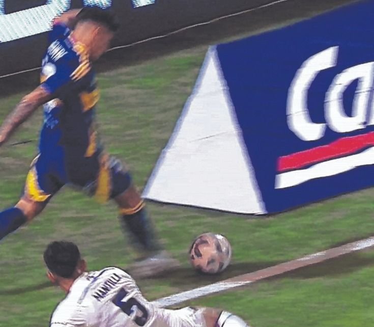 Boca aprovechó un horror arbitral para adelantarse en el cruce con la T