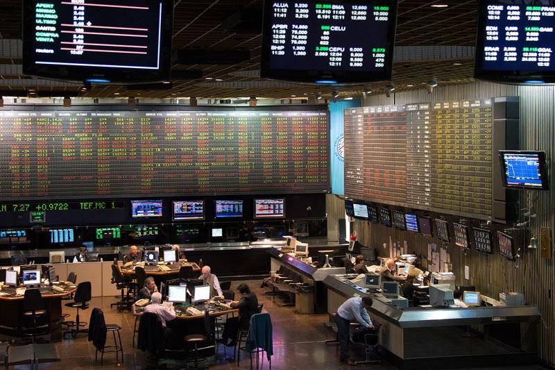 Ante la calma del dólar, en qué invertir para que rindan más los pesos