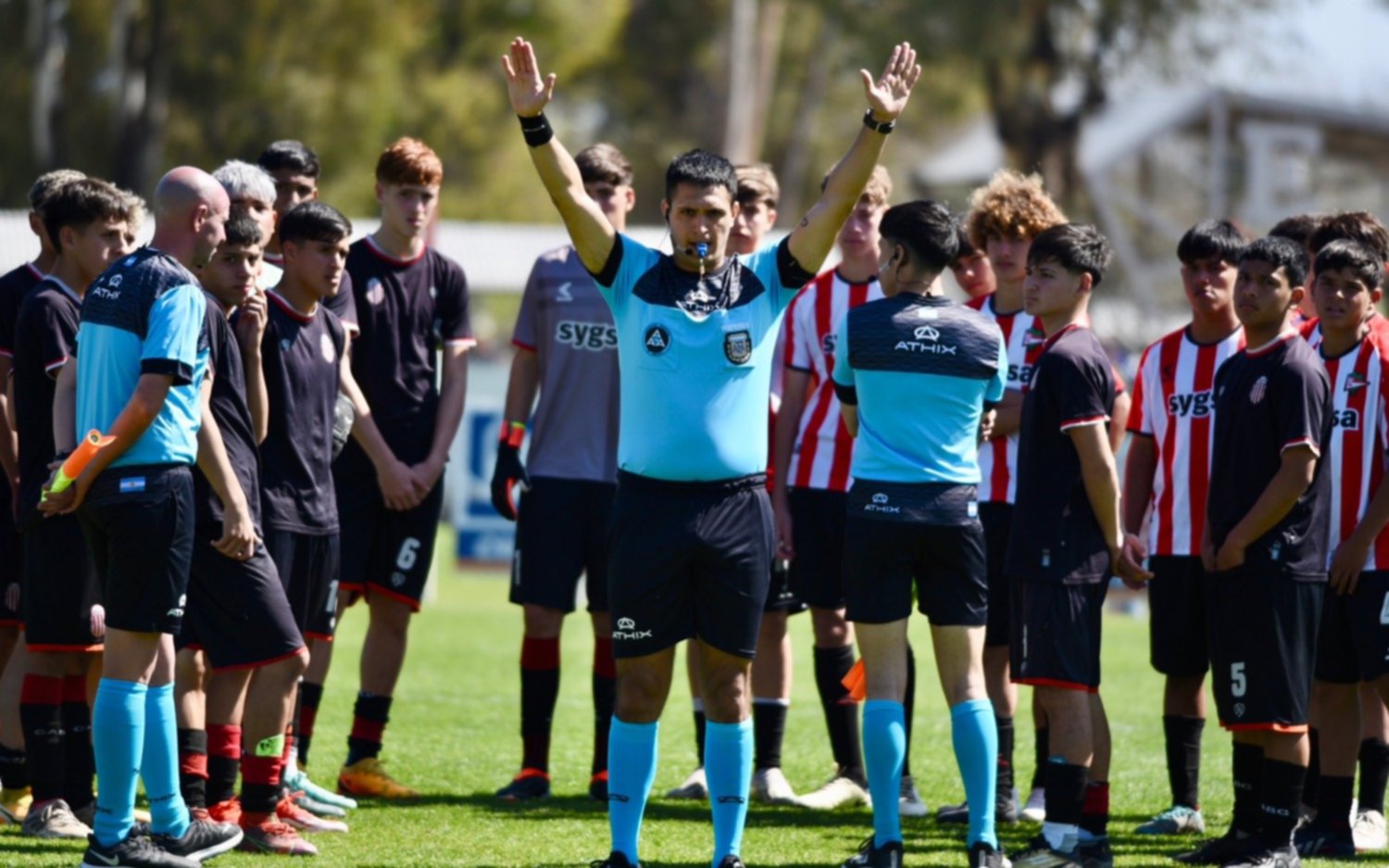 Estudiantes y un susto con un juvenil: se descompensó y se suspendió el partido