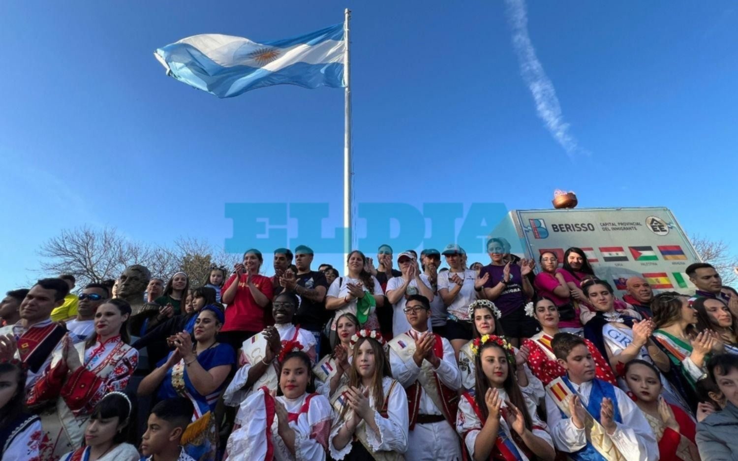 En Berisso, la lámpara votiva movilizó a las colectividades y se inauguró una nueva Fiesta Provincial del Inmigrante
