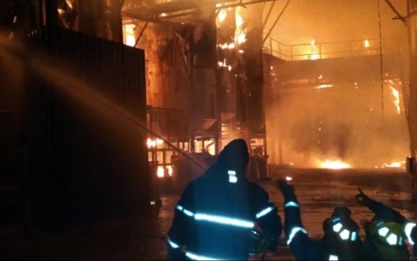 Alarma en la zona sur del Conurbano bonaerense por un incendio en una refinería