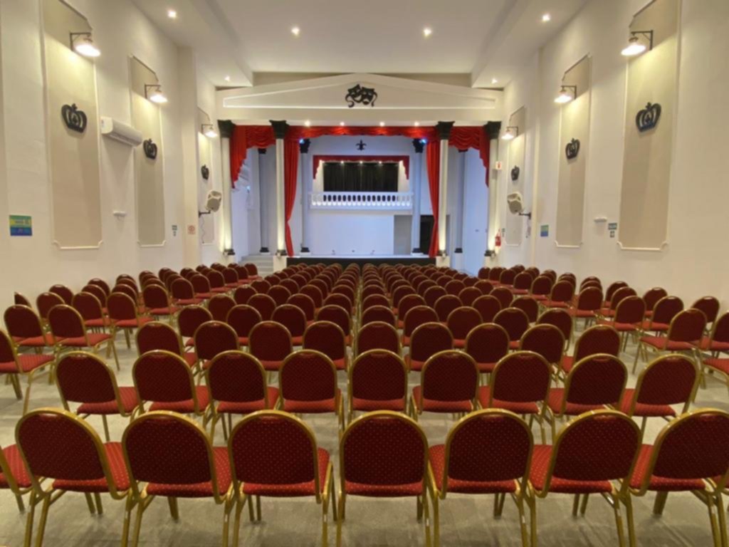 Emotiva inauguración de un teatro en Villa Elvira