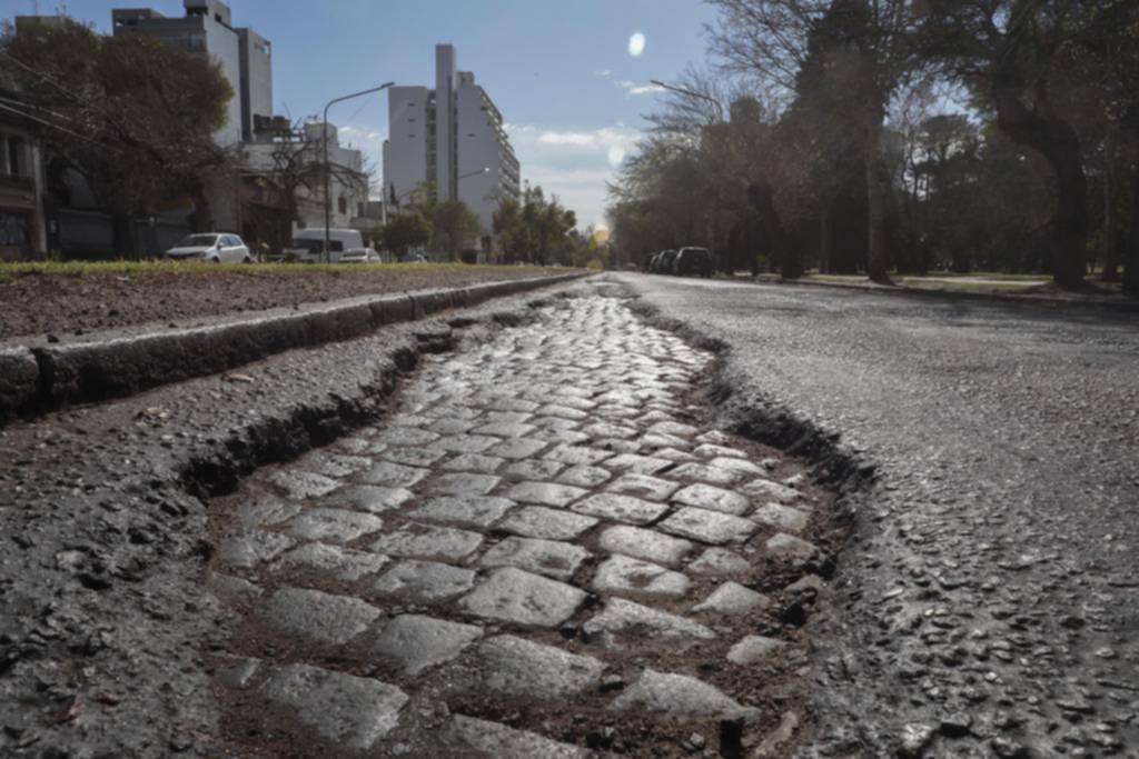 Alertan peligro vial en 64 entre 13 y 14 por el estado de la calle