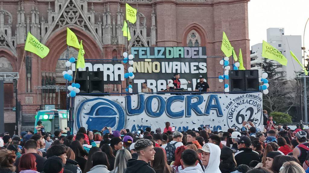 Un sector de la UOCRA de festejo en Plaza Moreno