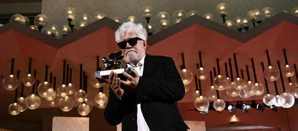 Pedro Almodóvar, León de Oro: de qué va la cinta ganadora en Venecia