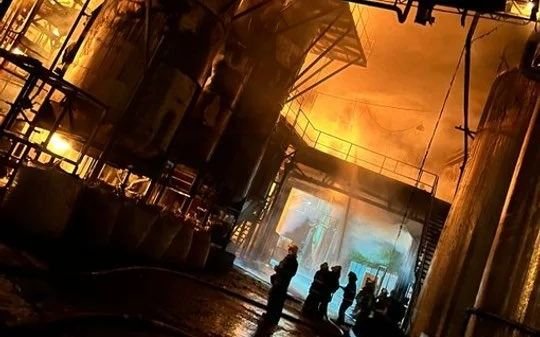 VIDEO. Así fue el incendio en la "Refinería Sudamericana" de Quilmes: enormes llamas