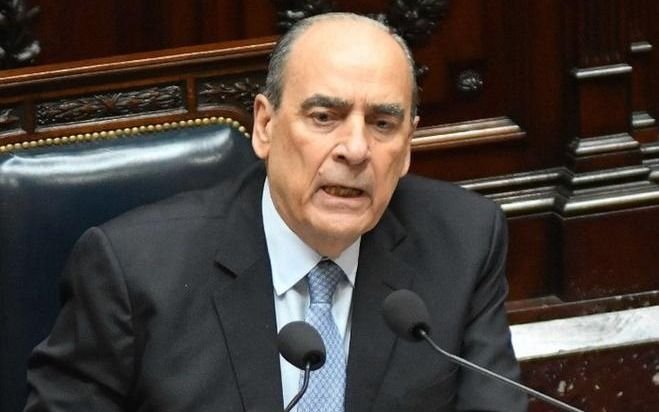 La salud de Guillermo Francos: el nuevo parte médico habla de "recuperado, lúcido, afebril y estable"