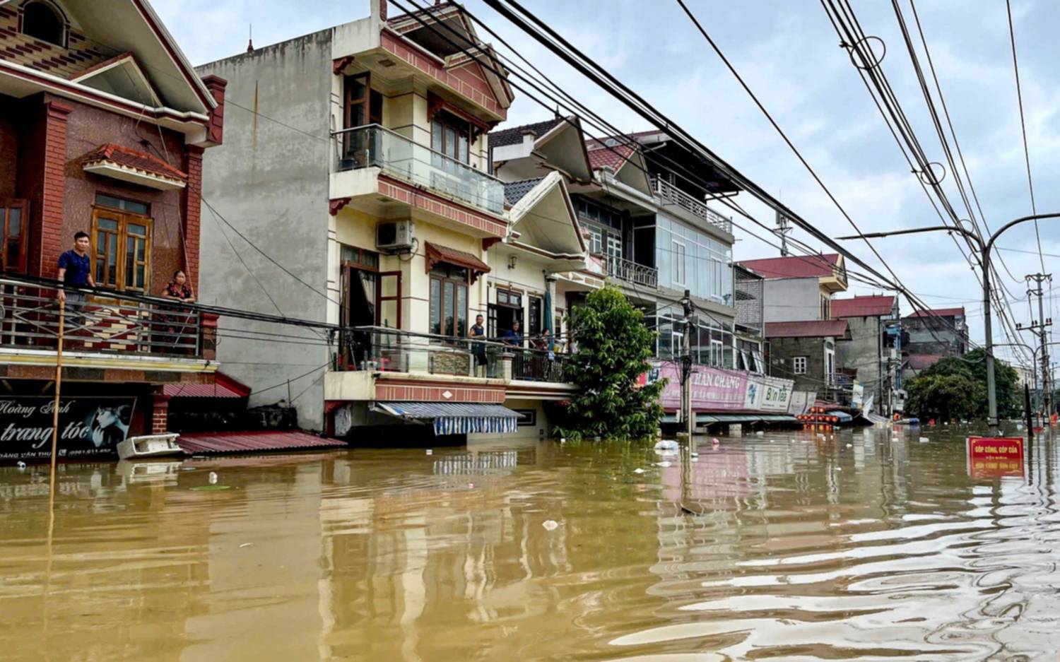 Más de 60 víctimas fatales por un tifón en Vietnam