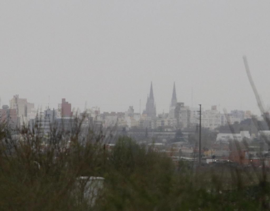 La Plata, entre la alerta violeta por la nube de humo y la amenaza de la “lluvia negra”