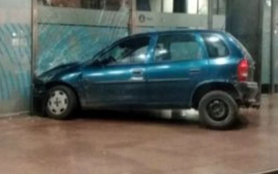 Furia total: le negaron un préstamo y chocó su auto contra la fachada del banco 