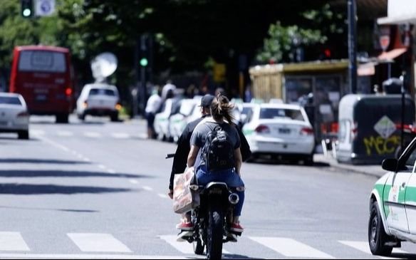 En La Plata, piden que la Comuna entregue cascos gratis a motociclistas 