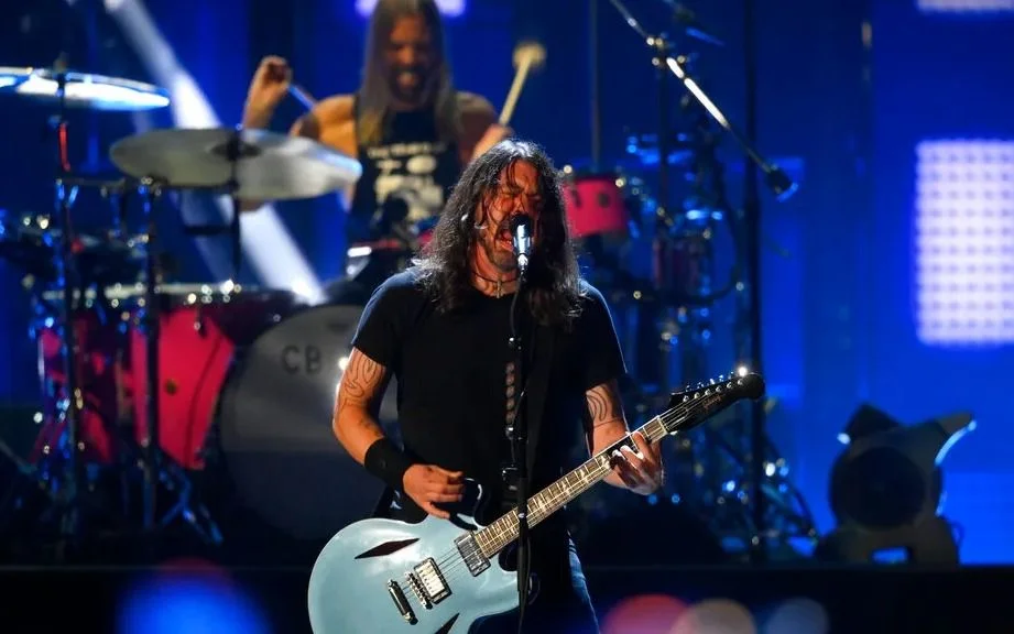 Dave Grohl, vocalista de Foo Fighters, reveló que engañó a su esposa y tuvo una hija extramatrimonial