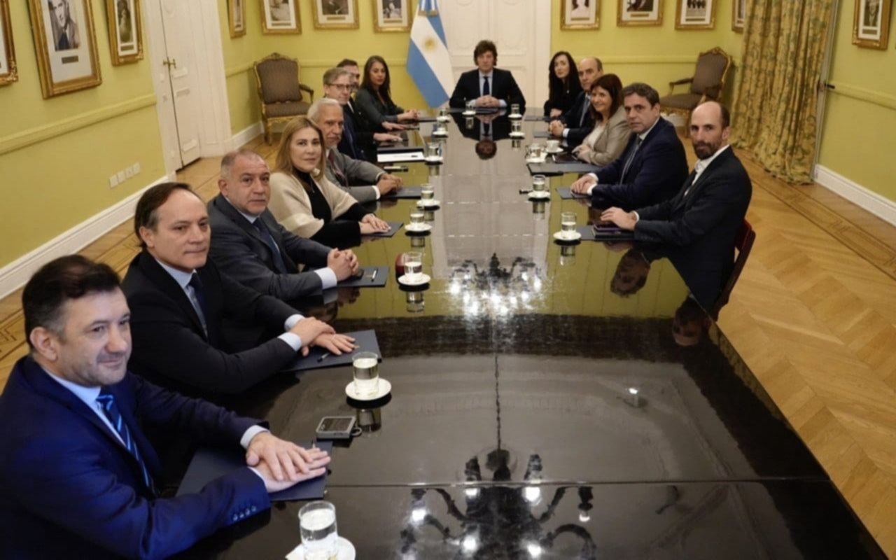 Milei recibió a jefes de bloques aliados en el Senado previo a la sesión por el decreto sobre la SIDE