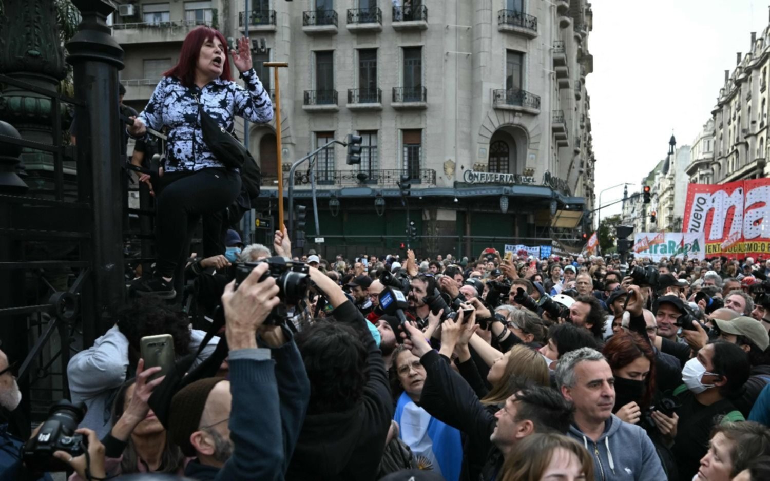 Corridas e incidentes frente al Congreso tras la ratificación del veto de Javier Milei a la Reforma Jubilatoria